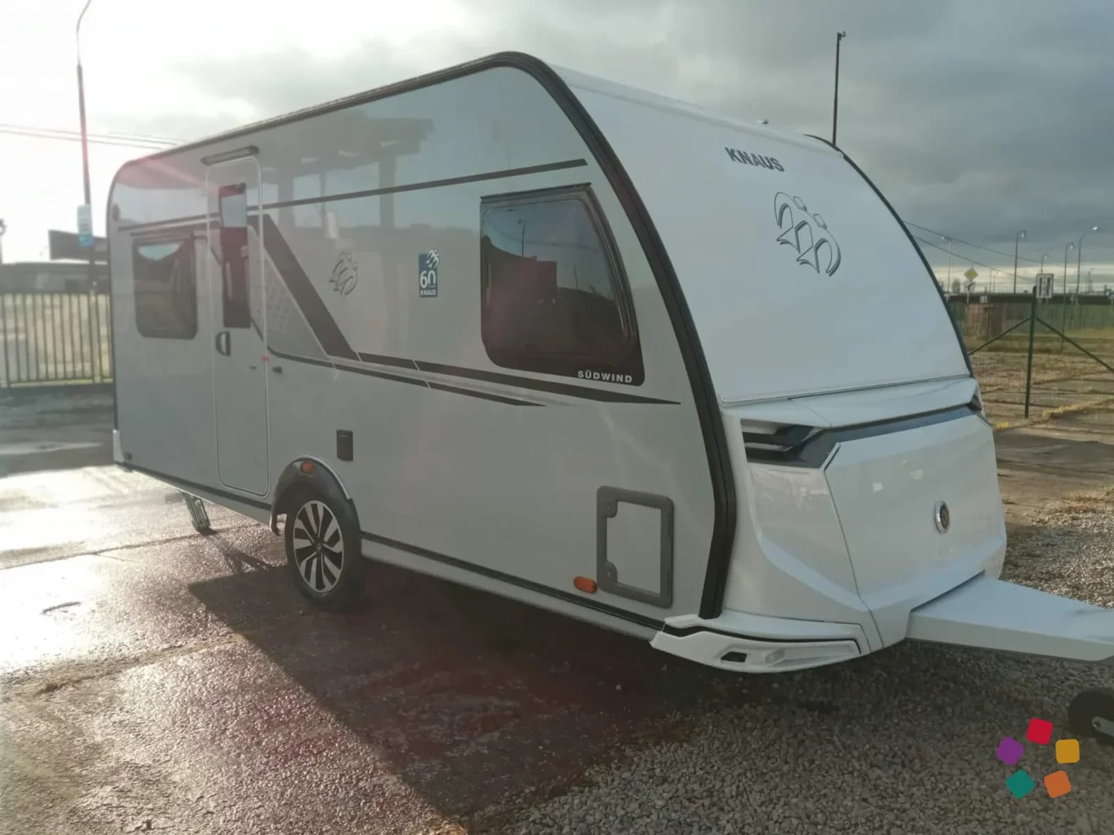 Knaus Südwind 450 FU 60 Years – fotografia 1 z 15