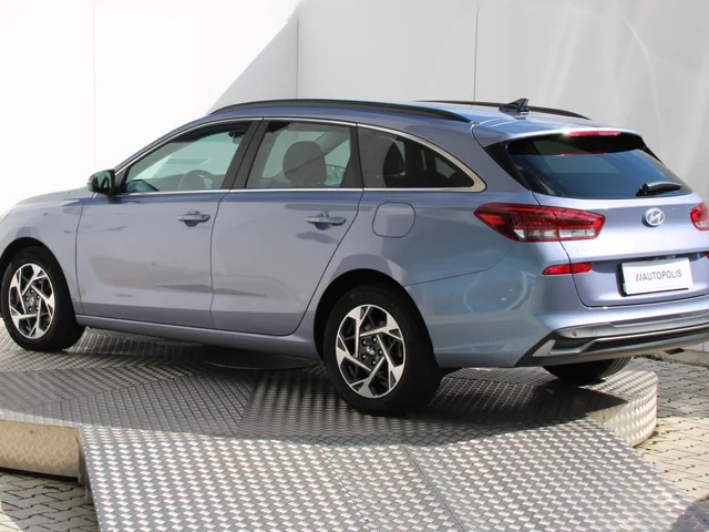 Hyundai i30 CW Family 1,5 T-GDi MHEV – fotografia 3 z 15