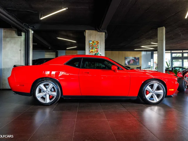 Dodge Challenger SRT8 6.1 HEMI – fotografia 6 z 15