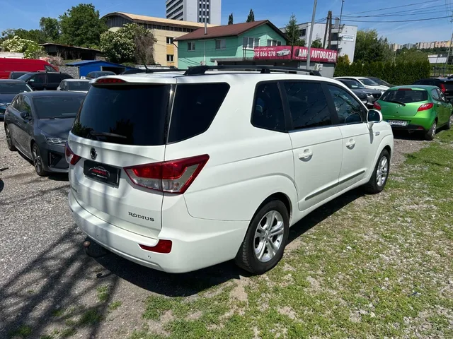 SsangYong Rodius 2.2 Diesel – fotografia 5 z 13
