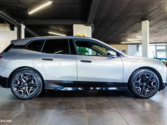 BMW iX 40 xDrive – fotografia 6 z 15