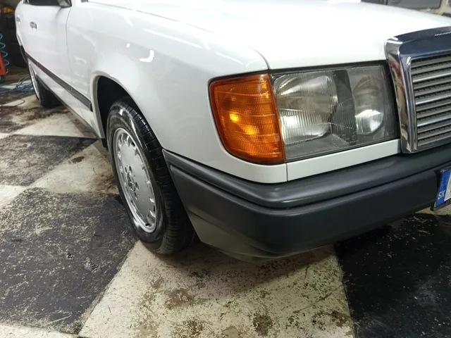 Mercedes-Benz 200 200D – fotografia 4 z 13