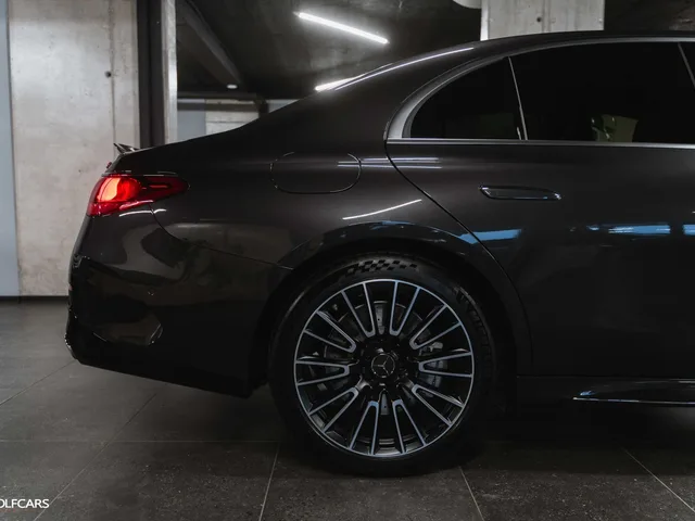 Mercedes-Benz E53 AMG Hybrid 4Matic+ – fotografia 4 z 15