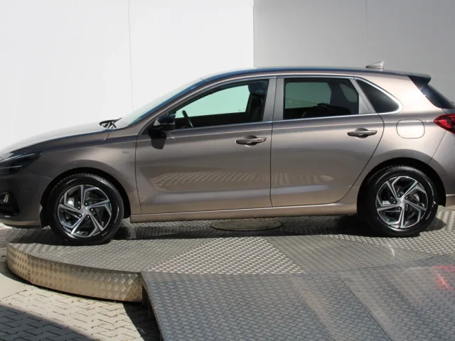 Hyundai i30 1.5 T-GDi MHEV Play – fotografia 2 z 15