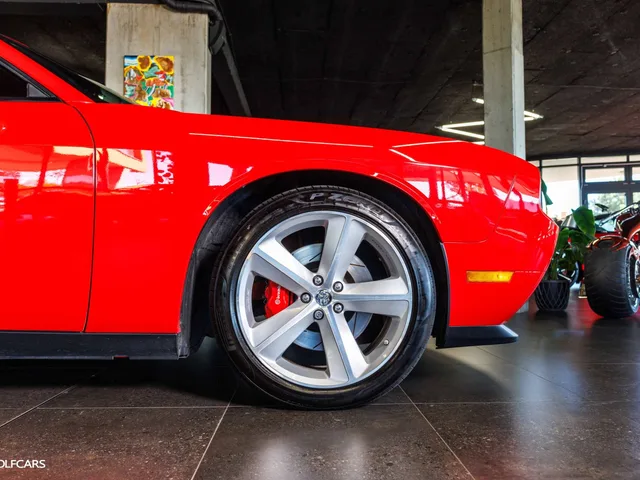 Dodge Challenger SRT8 6.1 HEMI – fotografia 4 z 15