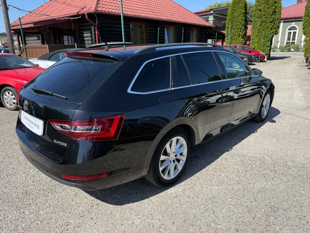 Škoda Superb Combi 1.4 TSI ACT Ambition DSG – fotografia 4 z 15