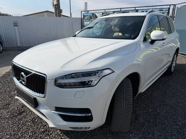 Volvo XC90 D5 AWD Momentum – fotografia 6 z 15