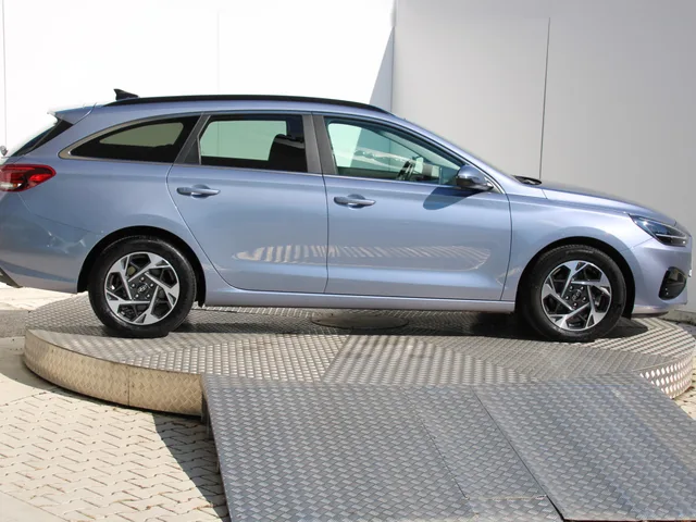 Hyundai i30 CW Family 1,5 T-GDi MHEV 103 kW A/T – fotografia 6 z 15
