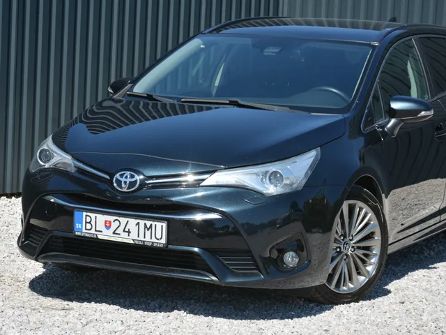 Toyota Avensis Combi 2.0 D4D Business SR – fotografia 2 z 12