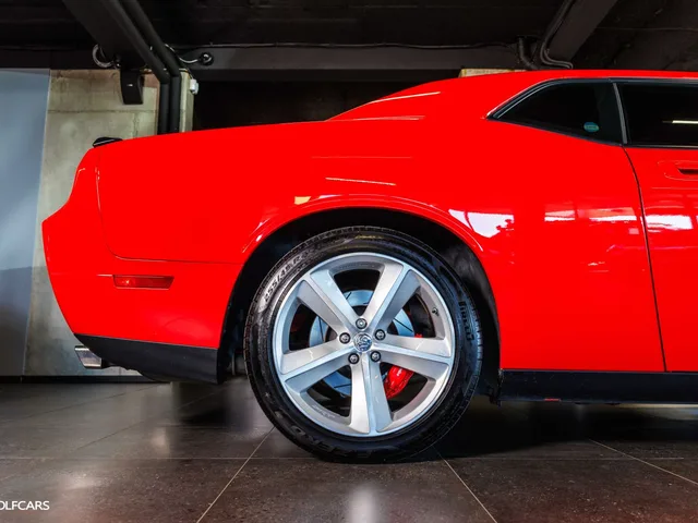 Dodge Challenger SRT8 6.1 HEMI – fotografia 5 z 15