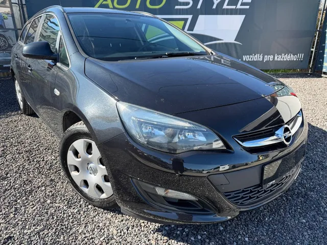 Opel Astra Sport Tourer 1.4 ECOTEC Selection – fotografia 2 z 15