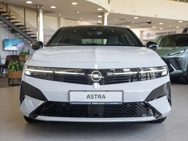 Opel Astra Ultimate Hybrid 48V 145k – fotografia 2 z 14