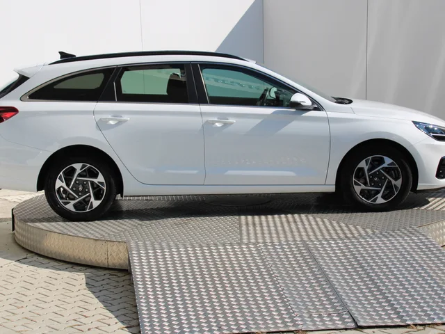 Hyundai i30 CW Family 1.5 T-GDi MHEV – fotografia 6 z 15