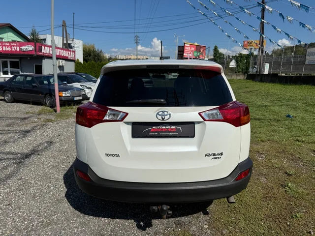 Toyota RAV4 2.2 D-4D Premium – fotografia 4 z 13