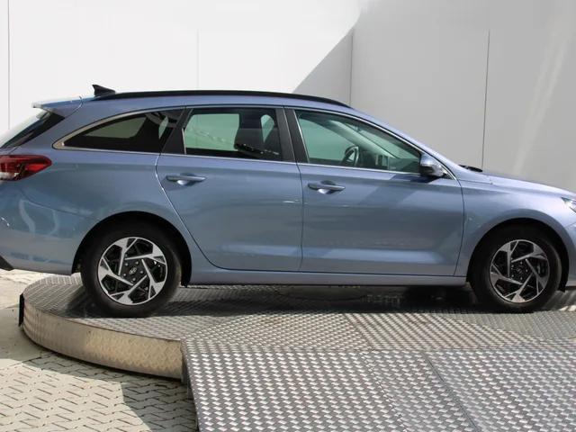 Hyundai i30 CW Family 1,5 T-GDi MHEV – fotografia 6 z 15