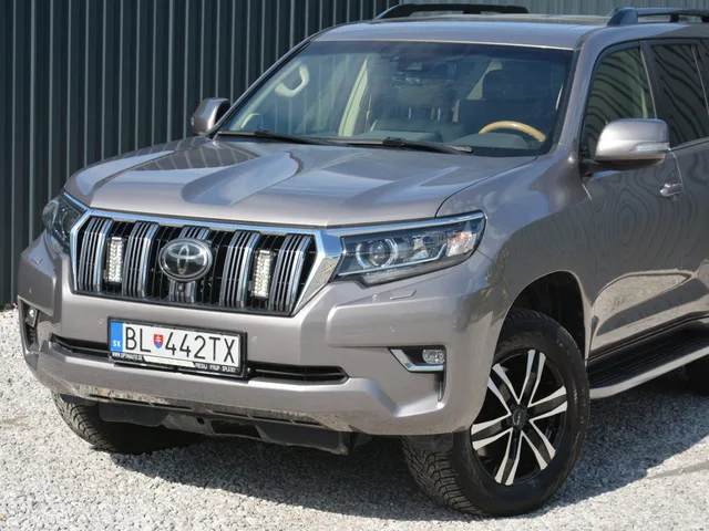 Toyota Land Cruiser 2.8 D-4D 204 Invincible A/T 4x4 – fotografia 2 z 15