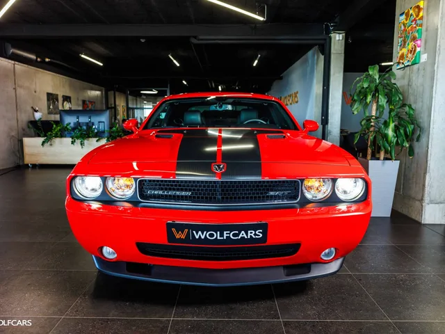 Dodge Challenger SRT8 6.1 HEMI – fotografia 2 z 15
