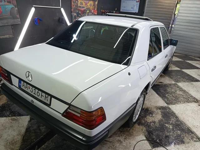 Mercedes-Benz 200 200D – fotografia 3 z 13