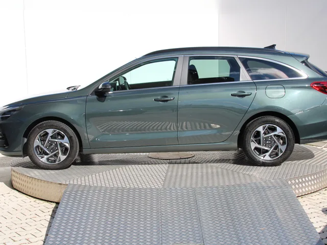 Hyundai i30 CW Family 1.5 T-GDi MHEV – fotografia 2 z 15