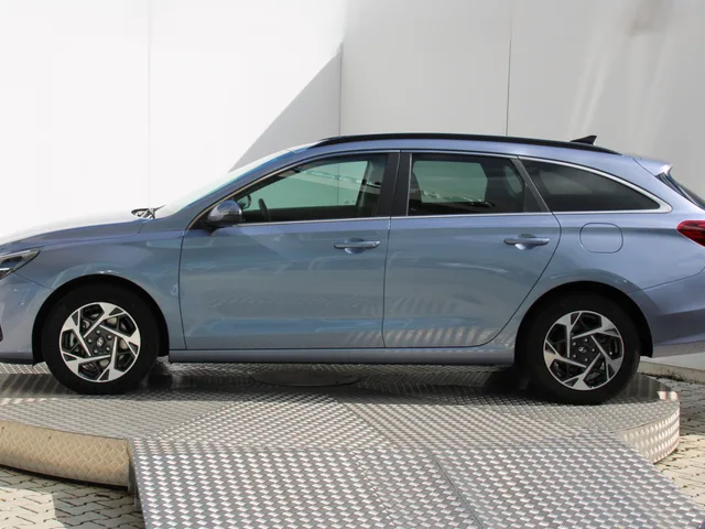 Hyundai i30 CW Family 1,5 T-GDi MHEV – fotografia 2 z 15