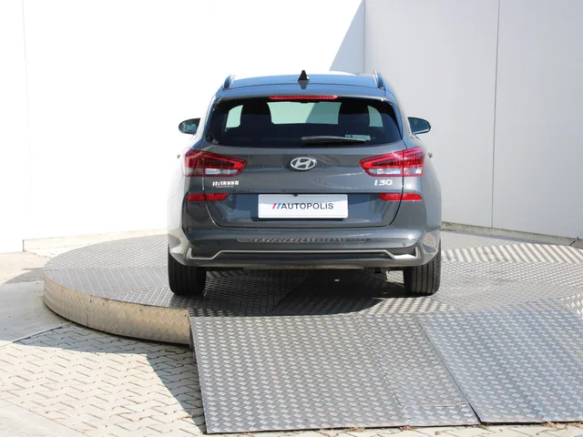 Hyundai i30 CW Family 1,5 T-GDi MHEV 103 kW A/T – fotografia 4 z 15