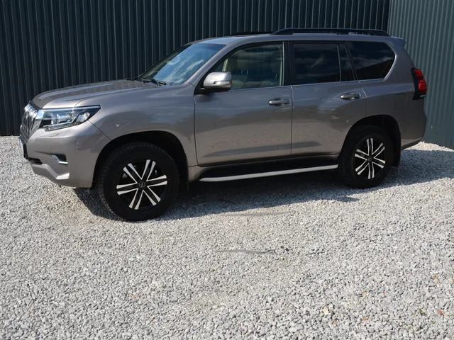 Toyota Land Cruiser 2.8 D-4D 204 Invincible A/T 4x4 – fotografia 3 z 15