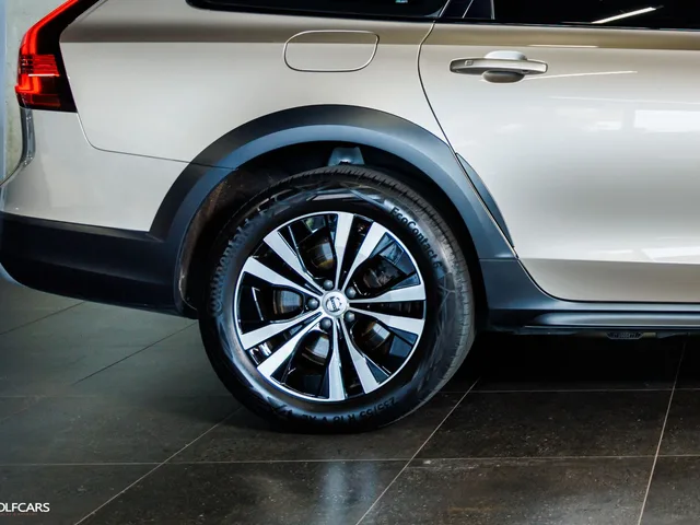 Volvo V90 Cross Country B4 AWD MHEV – fotografia 5 z 15