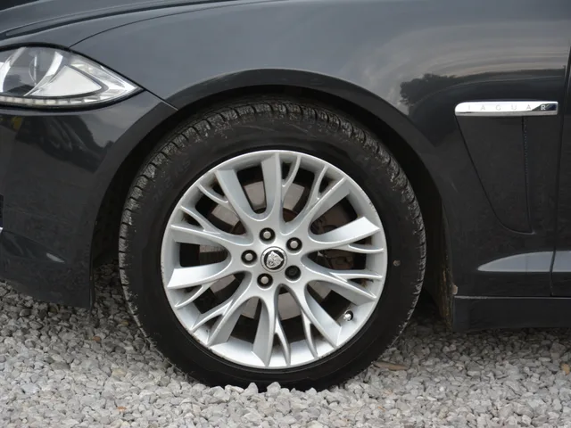Jaguar XF 2.2 Sportbrake – fotografia 4 z 14