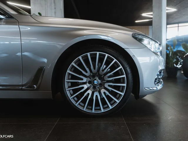 BMW 750Li xDrive Individual – fotografia 4 z 15