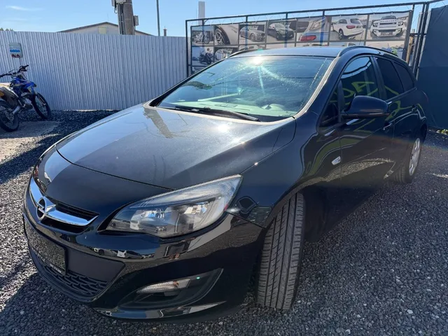 Opel Astra Sport Tourer 1.4 ECOTEC Selection – fotografia 6 z 15