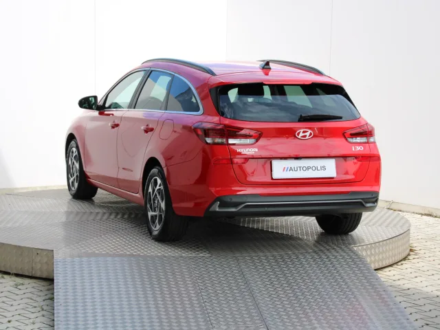 Hyundai i30 CW Family 1.5 T-GDi MHEV 103 kW A/T7 – fotografia 6 z 15