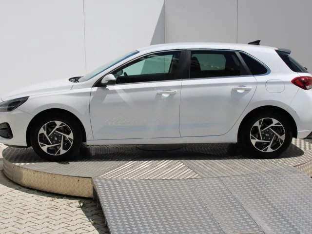 Hyundai i30 Family 1,5 DPi – fotografia 2 z 15