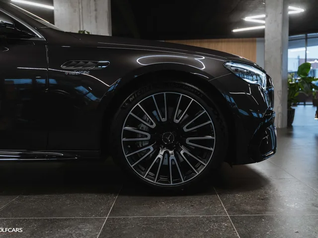Mercedes-Benz E53 AMG Hybrid 4Matic+ – fotografia 5 z 15