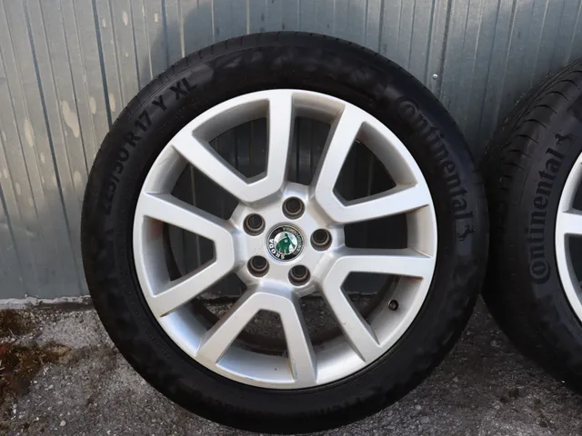 Škoda Yeti – AL disky + pneu 225/50 R17 – fotografia 2 z 12