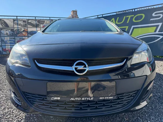 Opel Astra Sport Tourer 1.4 ECOTEC Selection – fotografia 3 z 15