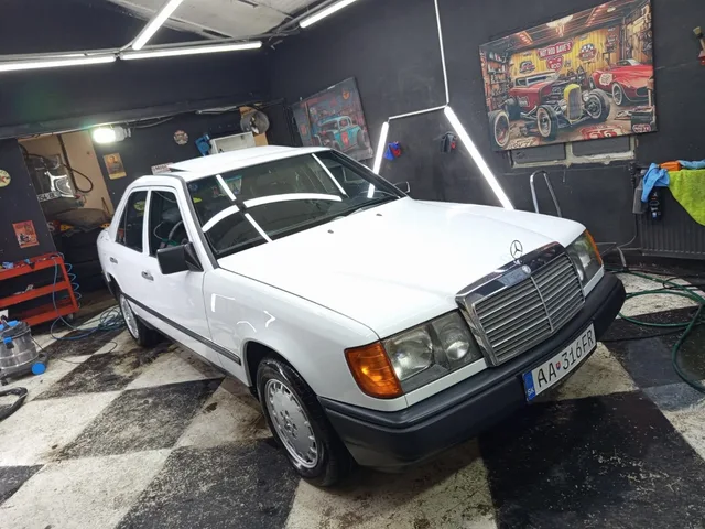 Mercedes-Benz 200 200D – fotografia 5 z 13
