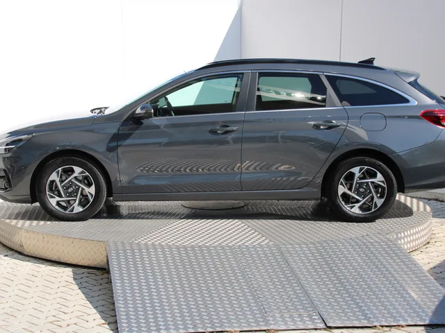Hyundai i30 CW Family 1,5 T-GDi MHEV 103 kW A/T – fotografia 2 z 15