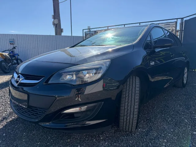 Opel Astra Sport Tourer 1.4 ECOTEC Selection – fotografia 5 z 15