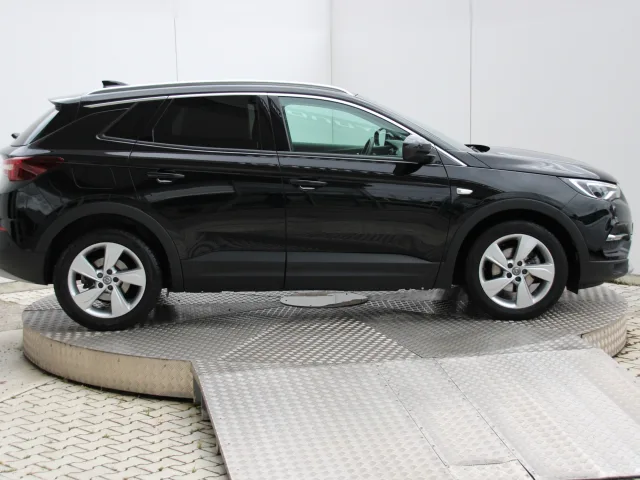 Opel Grandland X 1.6 133kW AT/8 – fotografia 6 z 15