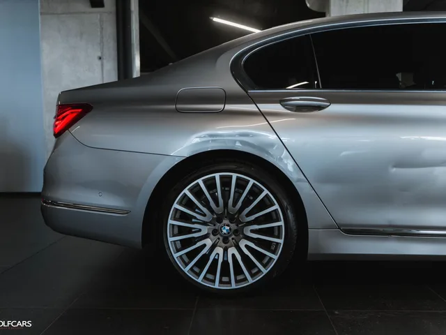 BMW 750Li xDrive Individual – fotografia 5 z 15