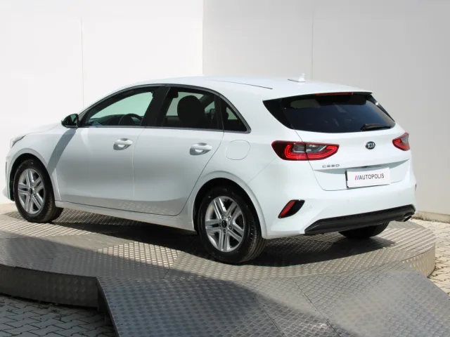 Kia Ceed 1.5 T-GDi Gold – fotografia 3 z 15