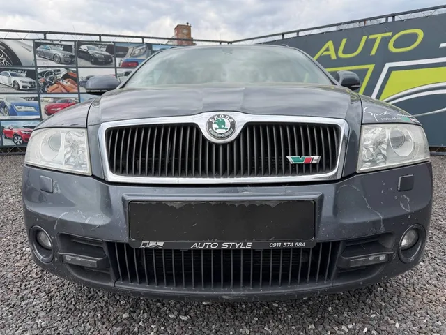 Škoda Octavia Combi 2.0 TDI CR RS – fotografia 2 z 15