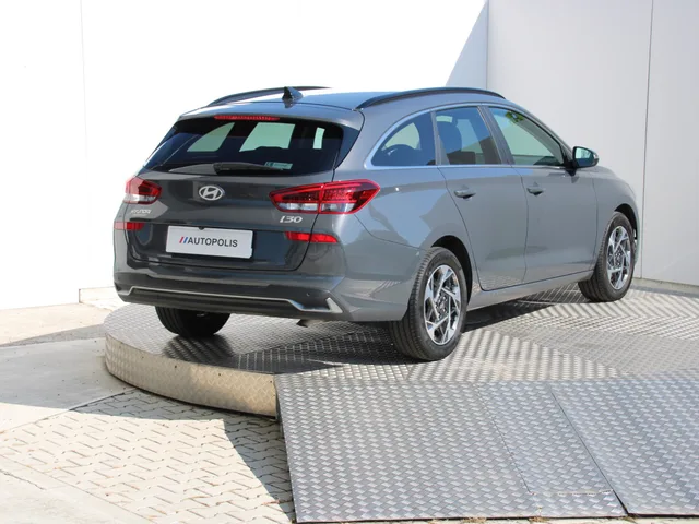Hyundai i30 CW Family 1,5 T-GDi MHEV 103 kW A/T – fotografia 5 z 15