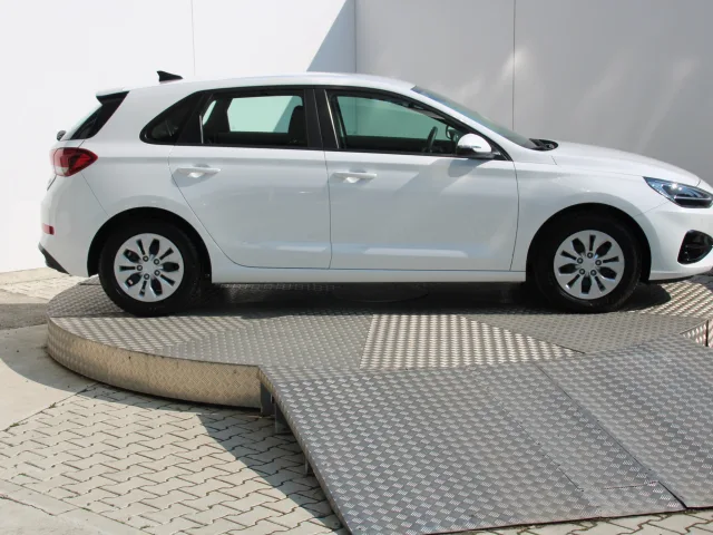 Hyundai i30 Comfort 1,5 DPi – fotografia 6 z 15