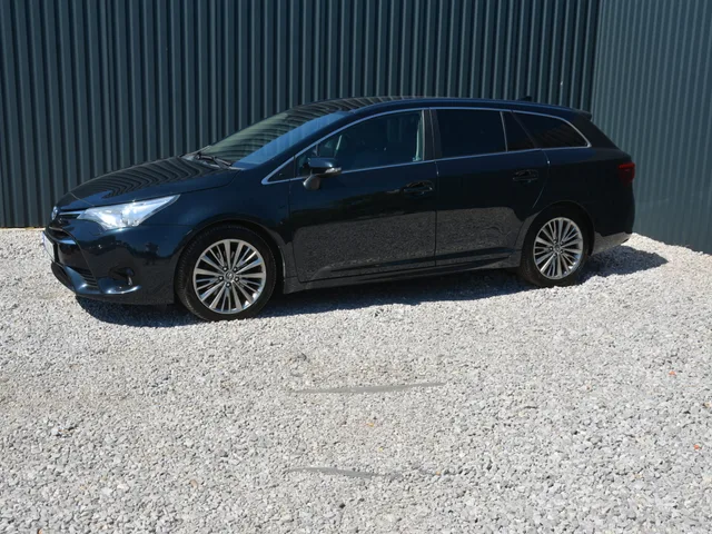 Toyota Avensis Combi 2.0 D4D Business SR – fotografia 3 z 12
