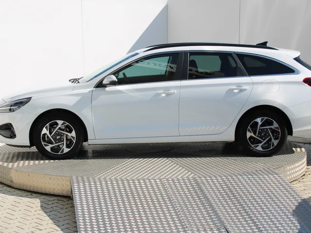 Hyundai i30 CW Family 1.5 T-GDi MHEV – fotografia 2 z 15