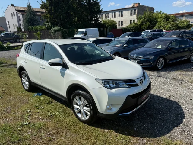Toyota RAV4 2.2 D-4D Premium – fotografia 3 z 13
