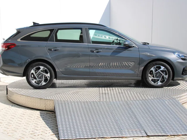 Hyundai i30 CW Family 1,5 T-GDi MHEV 103 kW A/T – fotografia 6 z 15