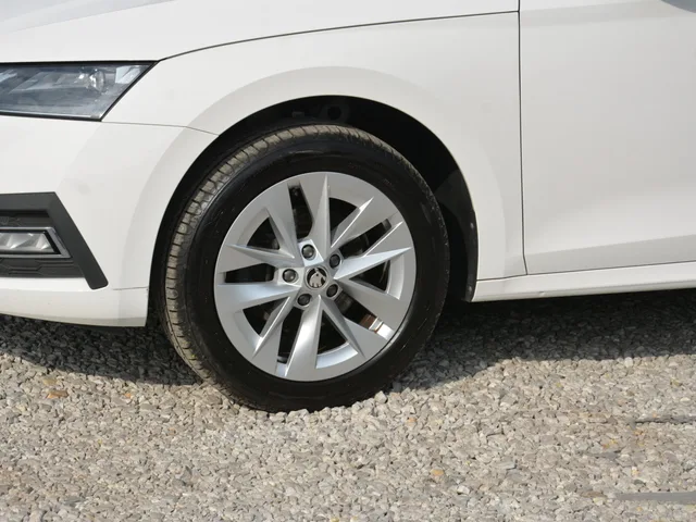 Škoda Octavia Combi 2.0 TDI DSG Style – fotografia 4 z 15