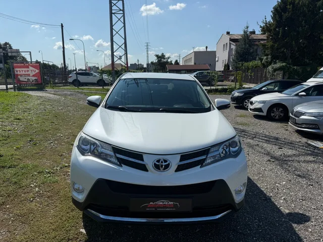 Toyota RAV4 2.2 D-4D Premium – fotografia 2 z 13